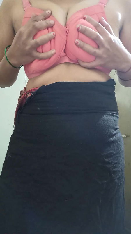 Hot Sangeetha Babhi doing dirty talk in Hindi and rubbing