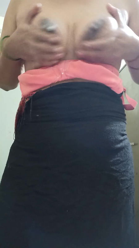 Hot Sangeetha Babhi doing dirty talk in Hindi and rubbing