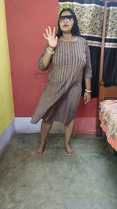 Horny Indian young mom twerking her big ass on the floor