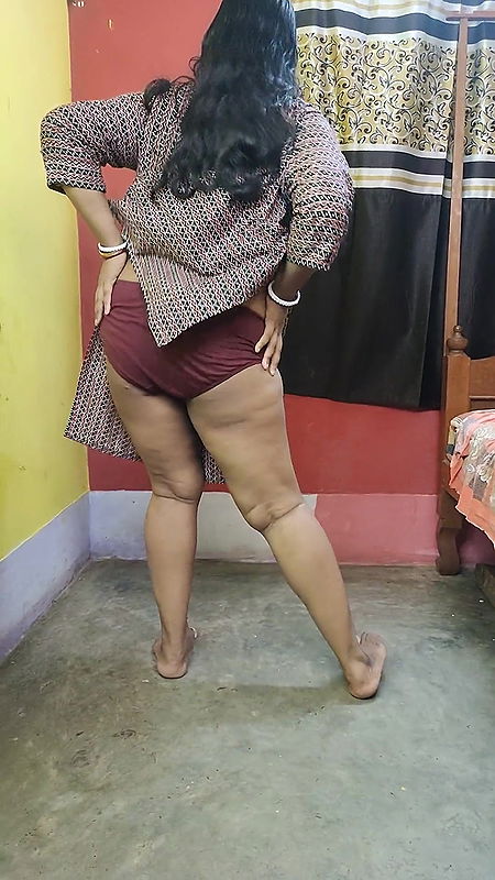 Horny Indian young mom twerking her big ass on the floor