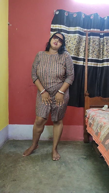 Horny Indian young mom twerking her big ass on the floor