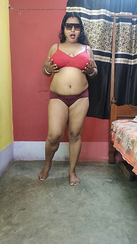 Horny Indian young mom twerking her big ass on the floor