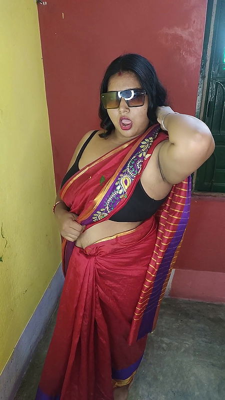 Horny Indian gorgeous mom showing her armpit and playing with her pussy closeup