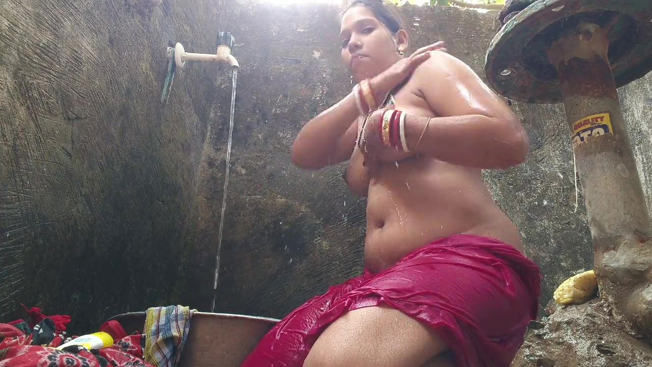 Desi indian bihari wife having bath and saree remove boob show in birth room