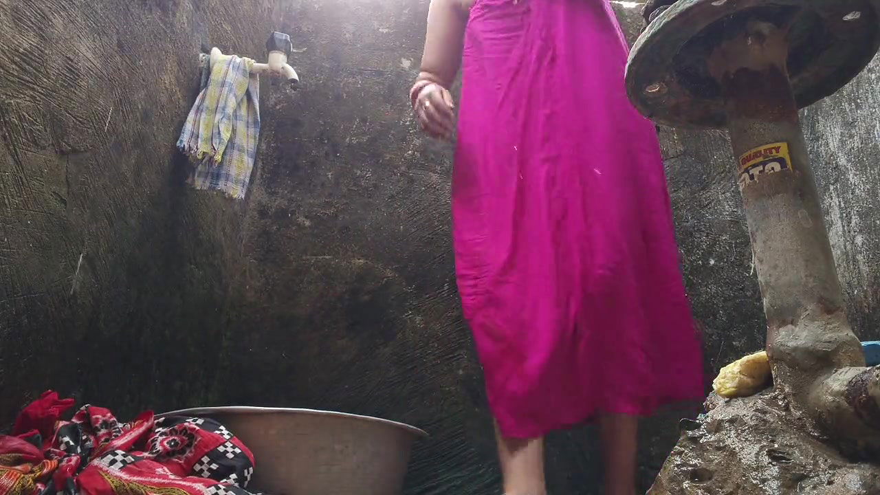 Desi indian bihari wife having bath and saree remove boob show in birth room