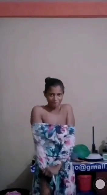 Cute Lankan Girl Showing