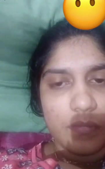 Cute Desi girl Shows Her Boobs