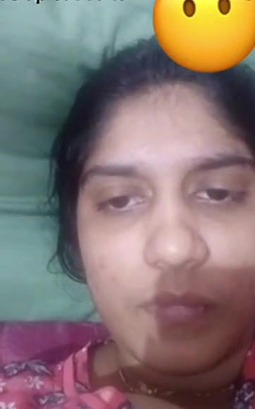 Cute Desi girl Shows Her Boobs
