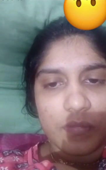 Cute Desi girl Shows Her Boobs