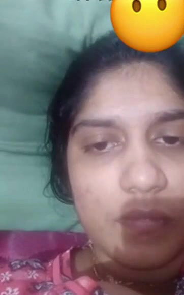 Cute Desi girl Shows Her Boobs