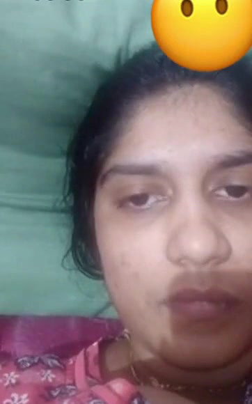 Cute Desi girl Shows Her Boobs