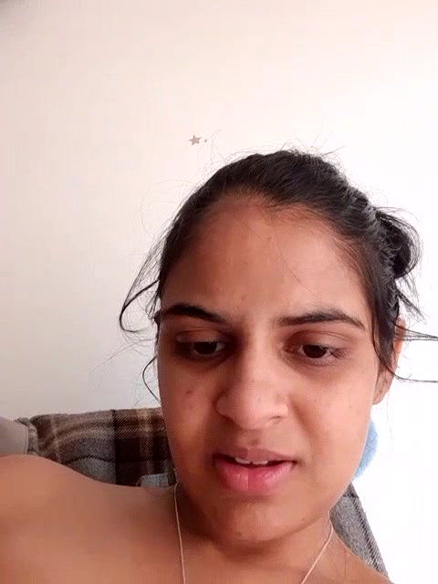 Sexy boobs show rasbhari Bhabhi presses her boobs after making them open nude