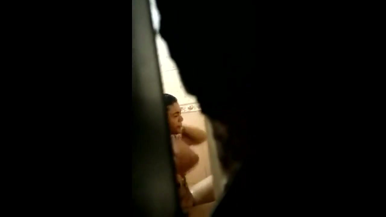 desi aunty bath capture