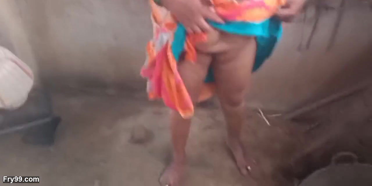 Tamil housewife big boobs show in village house