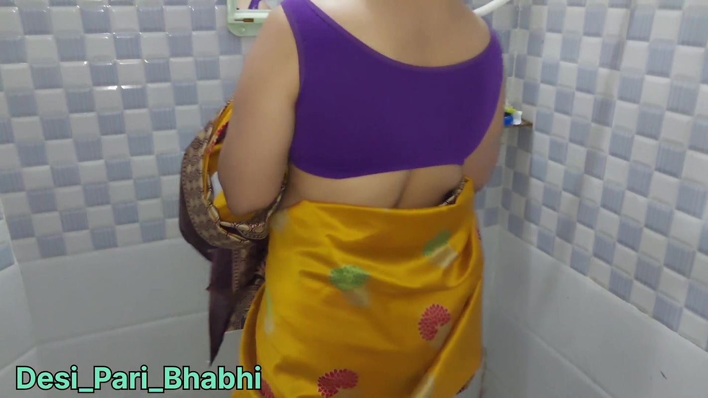 Yellow Saree Mein Apni Maa ko Nahate Dekh Kr Raha Nahi Gya To Unko Bathroom Mein Hi Ghus Kar Tang Utha Kr Choda