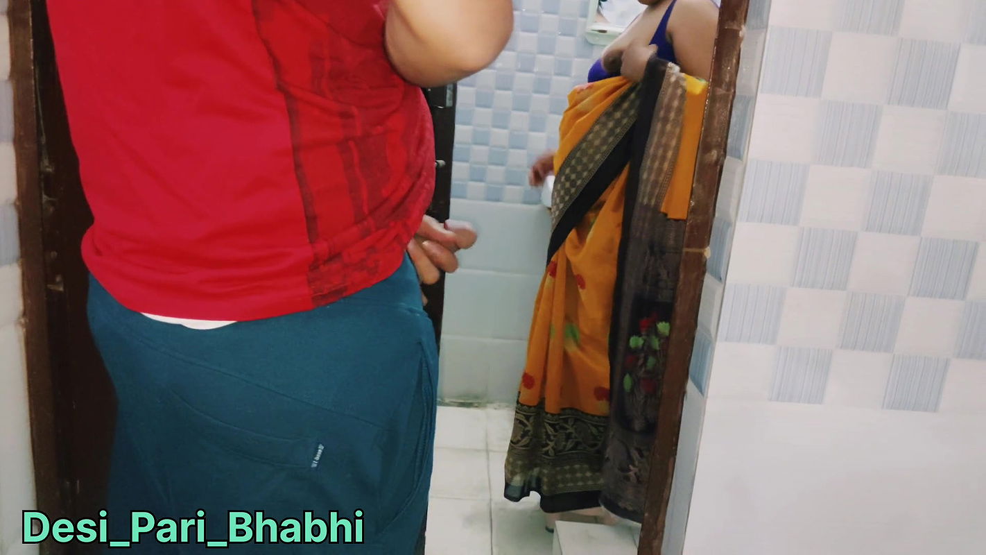 Yellow Saree Mein Apni Maa ko Nahate Dekh Kr Raha Nahi Gya To Unko Bathroom Mein Hi Ghus Kar Tang Utha Kr Choda