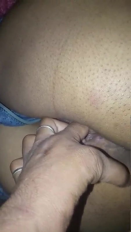 Wife ko chut me finger se maja diya