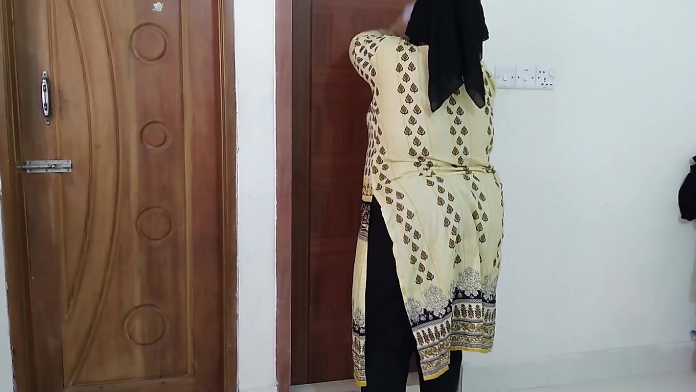 While Ayesha Bhabhi is sweeping Her Room, Devor comes & gives her Ass Fuck – Pakistani Muslim Hijab Sex