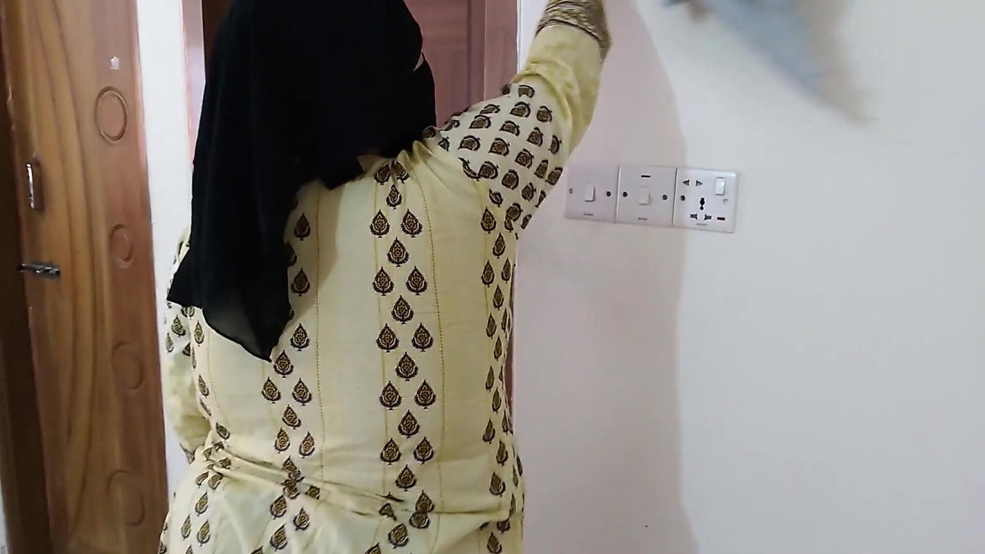 While Ayesha Bhabhi is sweeping Her Room, Devor comes & gives her Ass Fuck – Pakistani Muslim Hijab Sex
