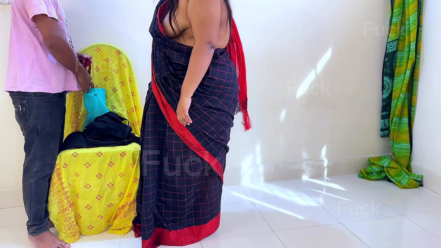 When Telugu Aunty wearing saree without blouse went to the shop to buy bra, Shopkeeper Fucks her while She Trial The Bra – Cum