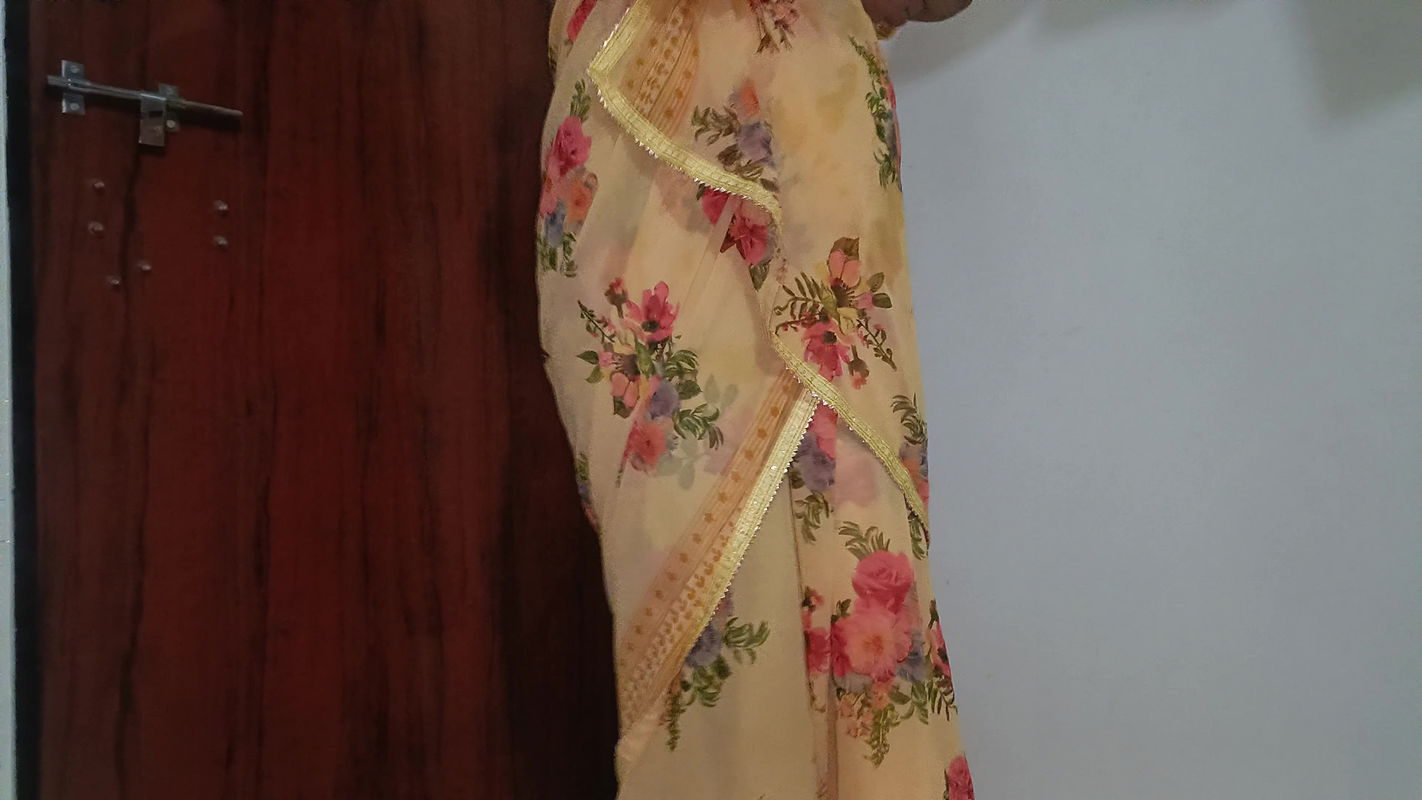 The village woman enjoyed in her own style, drained all the water, watch 4K videos and enjoy part 1