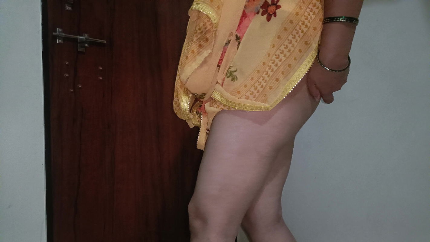 The village woman enjoyed in her own style, drained all the water, watch 4K videos and enjoy part 1