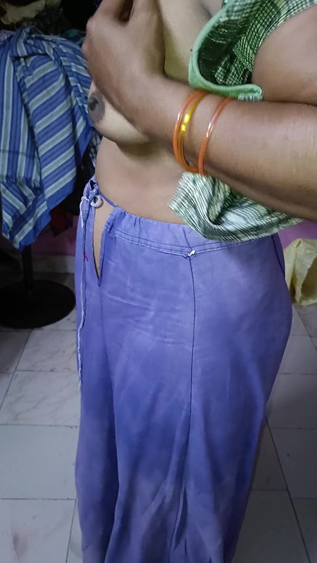 The south indian bhabhi self enjoying with brinjals