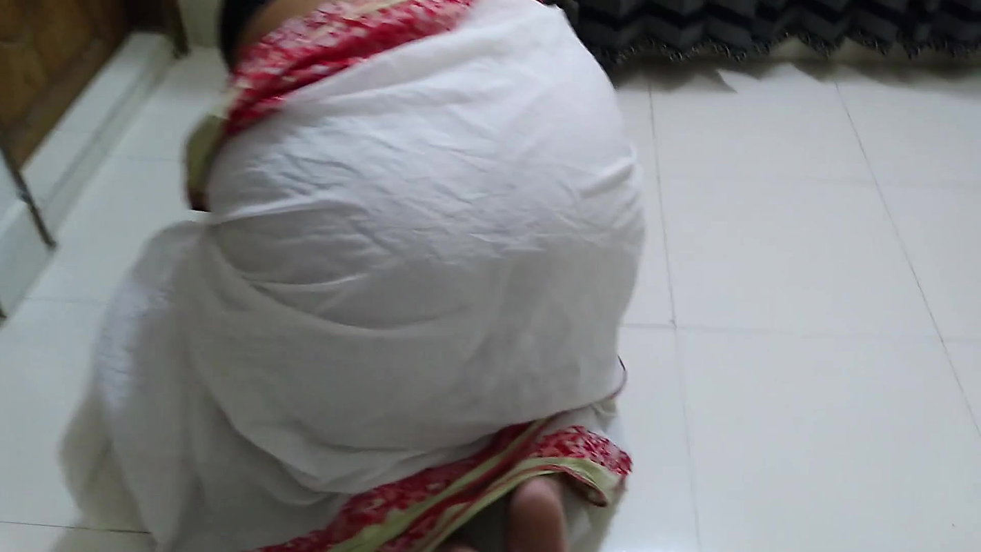 Tamil sari vale aunty ne ghar ke saphae karate samay malik ko choda, phir vah uttejit ho gae aur adhe raat ko malik ke sath sex