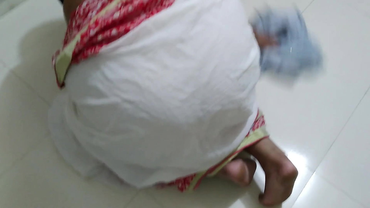 Tamil sari vale aunty ne ghar ke saphae karate samay malik ko choda, phir vah uttejit ho gae aur adhe raat ko malik ke sath sex