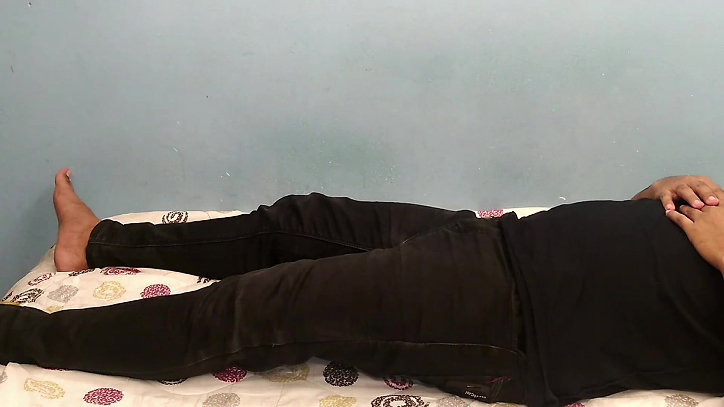 Tamil sari vale aunty ne ghar ke saphae karate samay malik ko choda, phir vah uttejit ho gae aur adhe raat ko malik ke sath sex