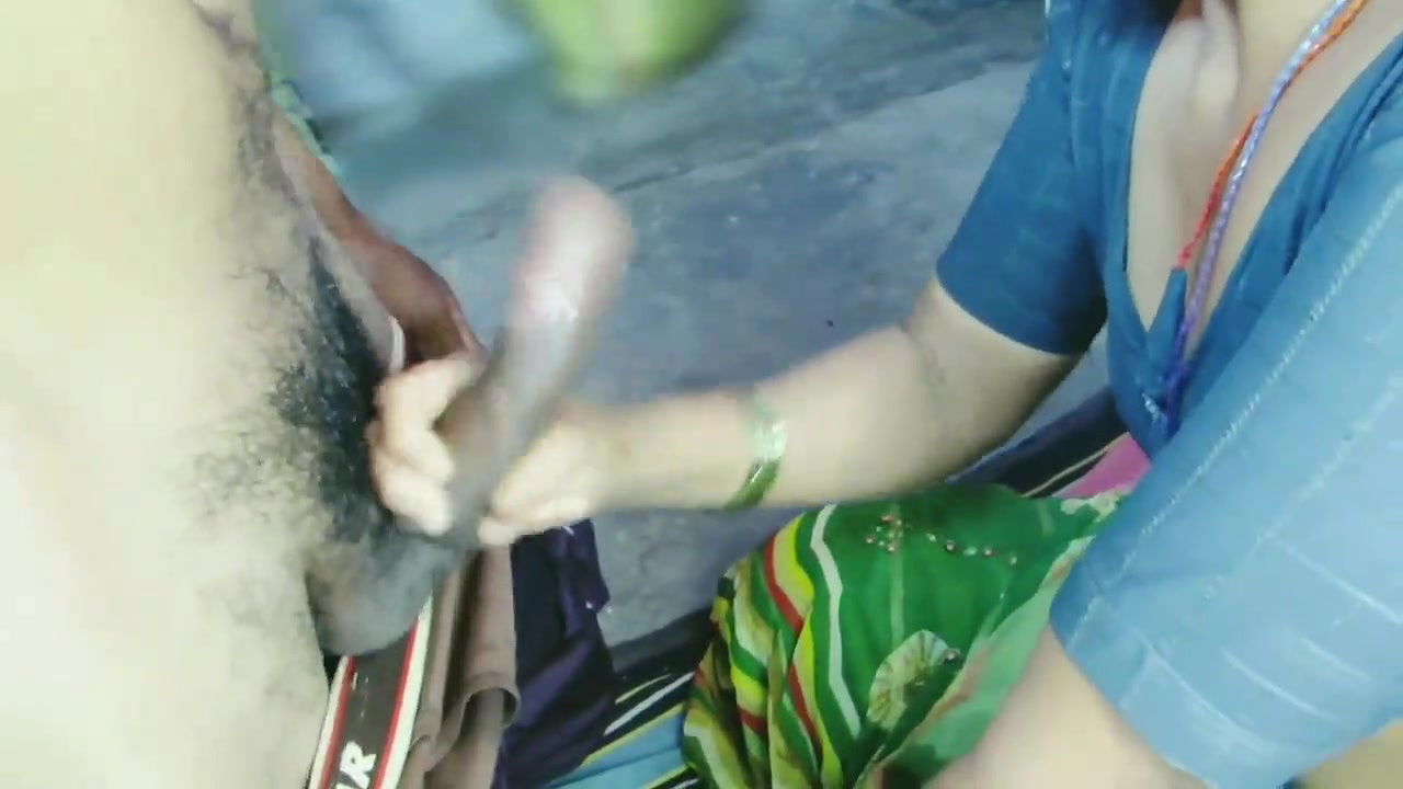 Soniya Phone Me Sexy Video Dekh Rhi Thi mene use dekh liya Fir Apna Lund Dikhaya,or chusaya ,Indian Blowjob Cumshot, Hindi Audio