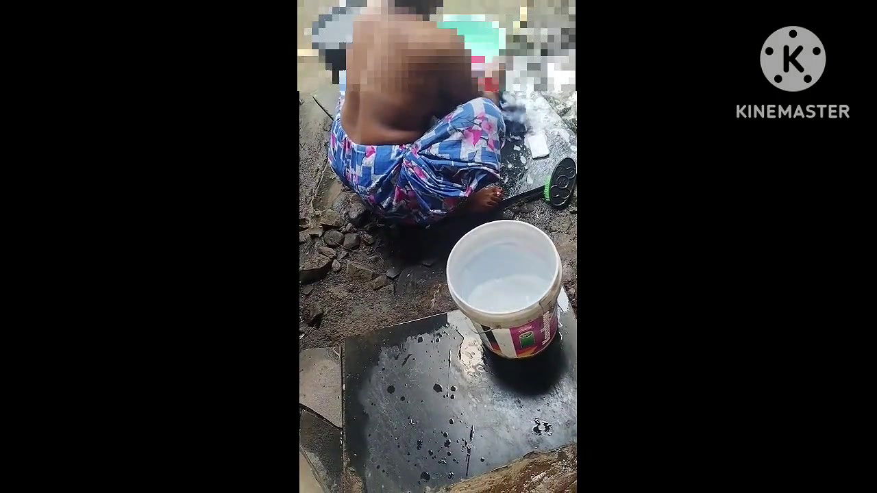 Sister-in-law was bathing in the open, bathing that sister-in-law saw hot sister-in-law’s figure