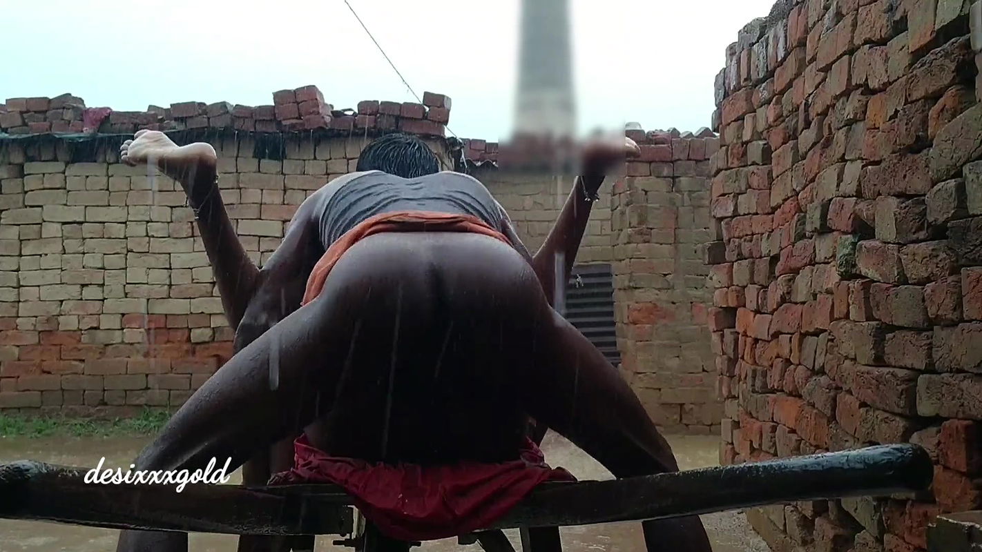 Sister-in-law was also drenched outside and we fucked her outside too You may ejaculate after watching the best desi sex video