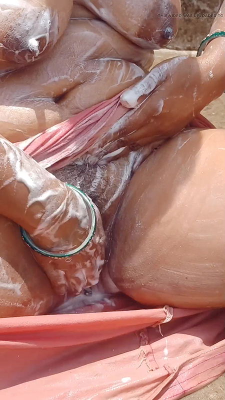 Seema bhabhi bathing outdoor nudist