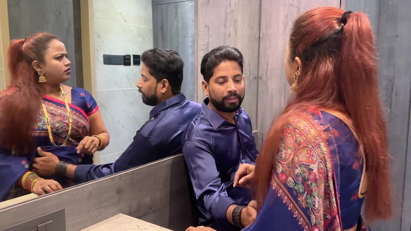 Seeing the sexy wife, the husband took leave from the office and the two had sex together