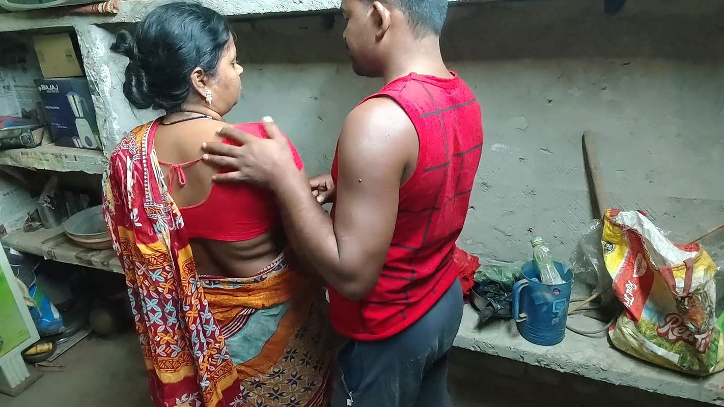 Seeing the maid alone, the master stripped her and fucked her Indian Desi style sax