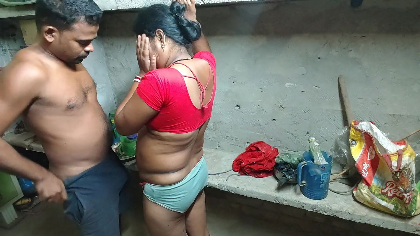 Seeing the maid alone, the master stripped her and fucked her Indian Desi style sax