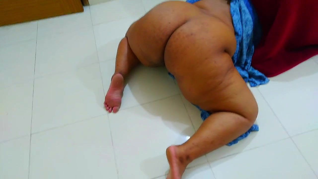 Saudi Big Ass MILF Hot Stepmom Stuck Under Bed when she cleaning Stepson’s Room, Then He Fucked Her & Help Her