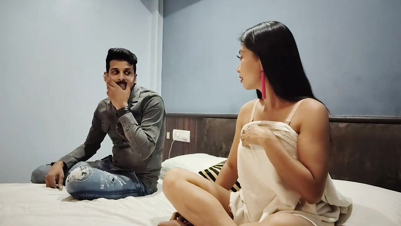 Room service guy had sex after seeing girl alone in hotel Hindi audio