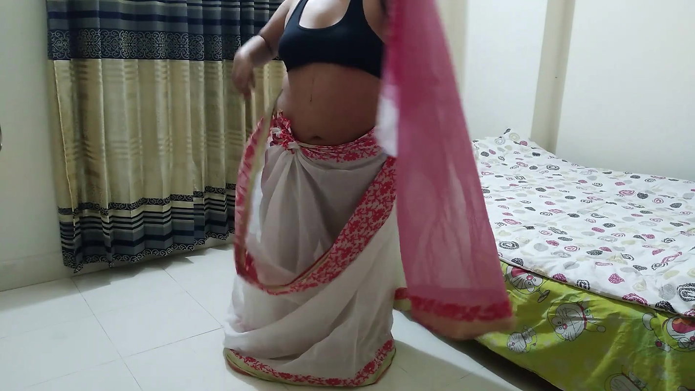 Punjabi Sexy MILF bade gand vale chache kamuk ho jate hai aur phir padose ladake ke sath Chudai karate hai