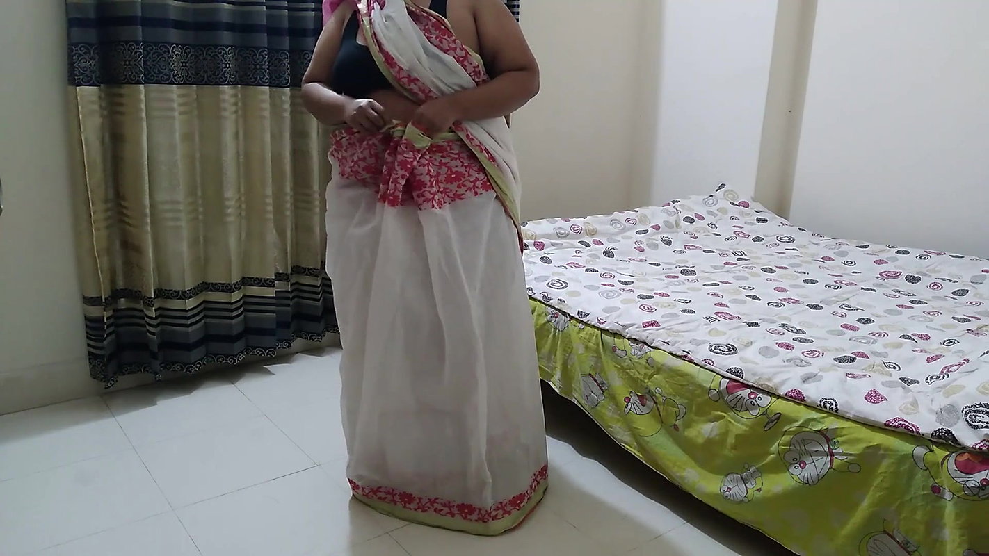 Punjabi Sexy MILF bade gand vale chache kamuk ho jate hai aur phir padose ladake ke sath Chudai karate hai