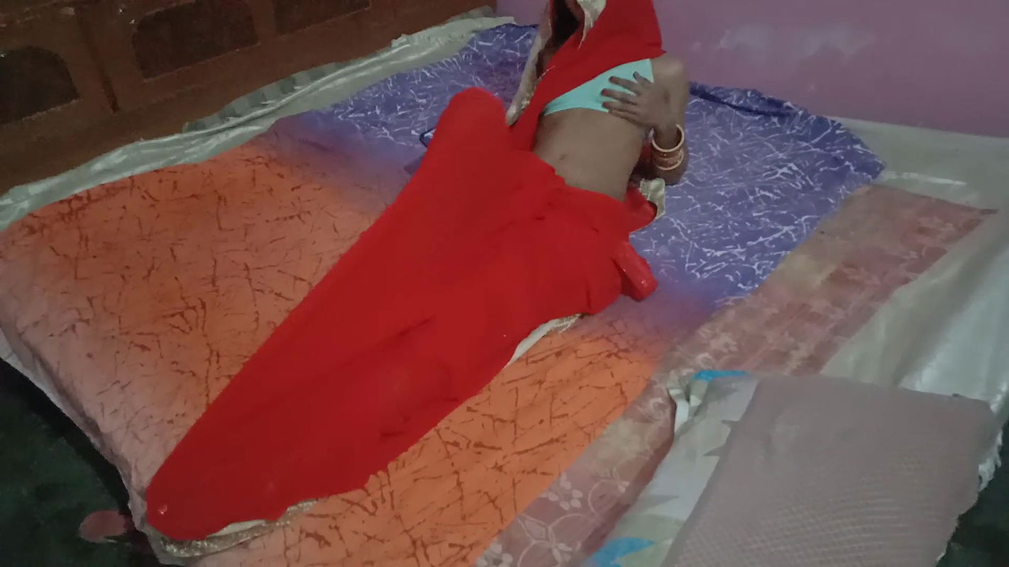 Porn dekh ke bhabhi se control nahi huwa chut se pesab nikal diya