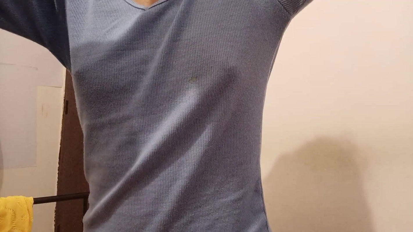 Pakistani girl showing her curves p1