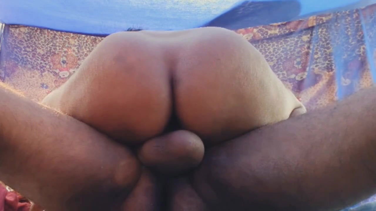 Padosi bhabhi ko chusa kar condom lga kar desi stayl me choda