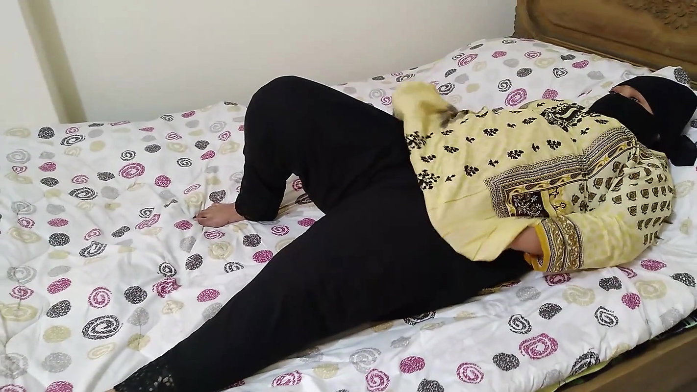 Padose Bhabhi ne darvaza khola bistar par aram kar rahe then, tabhe ek ajanabe ghar mein ghus aya aur unake saath Chudai kiya