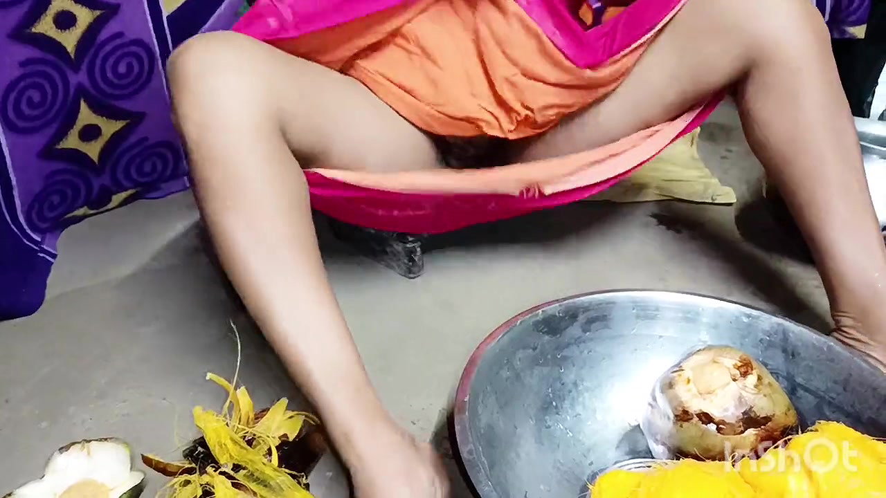 Nomita boudi Extracting palm juice I am my devar ke sath chudai kar diya