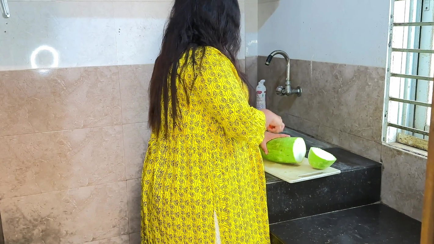 Neighbors fuck new Married wife while cutting vegetables in kitchen – Jabardast Chudai