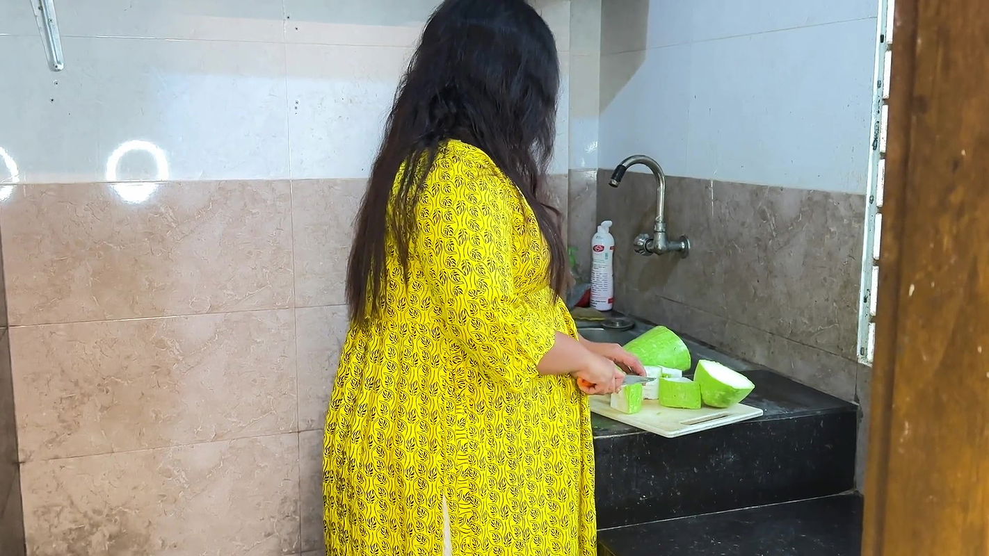 Neighbors fuck new Married wife while cutting vegetables in kitchen – Jabardast Chudai