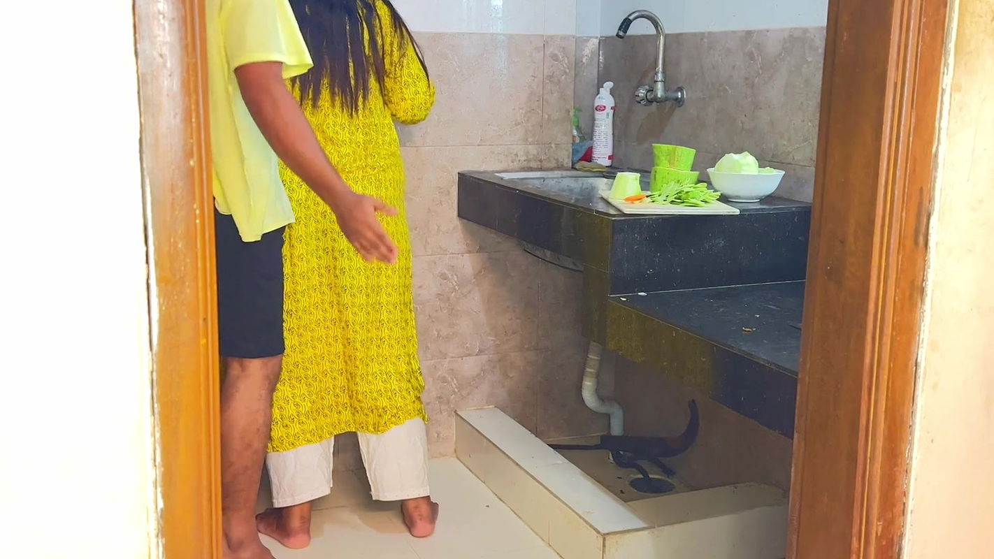 Neighbors fuck new Married wife while cutting vegetables in kitchen – Jabardast Chudai