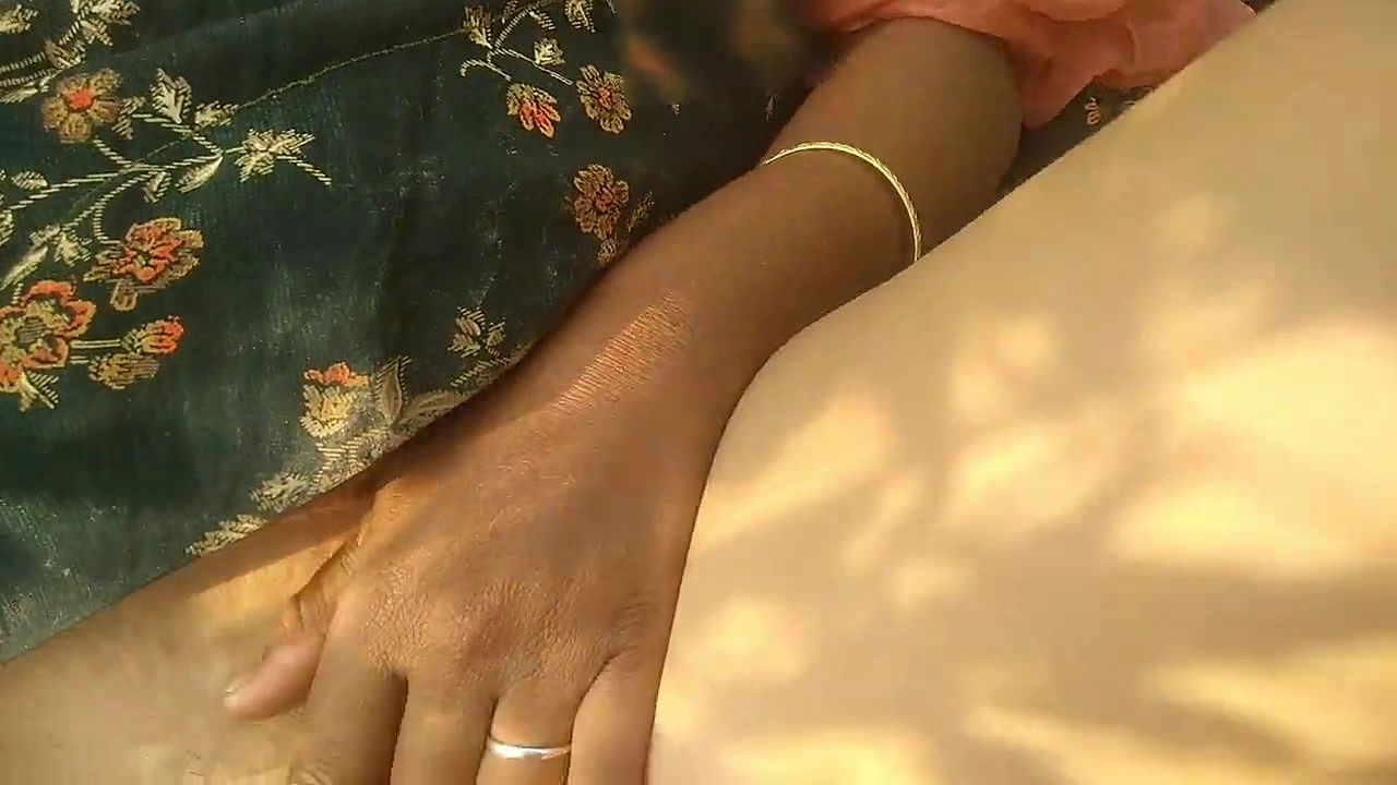 My Indian Bhabhi ko sarso ke khet me lund chusaya, fir dogy style me choda, Hindi me